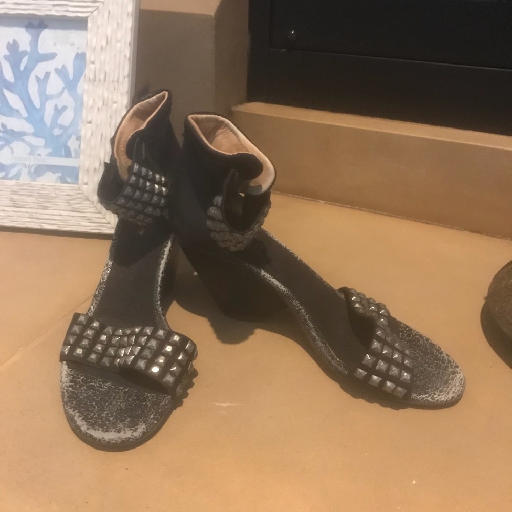 A.S. 98 Sandles